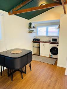 Kuchyň nebo kuchyňský kout v ubytování Cozy Fully Equipped Unit 12 noon check in