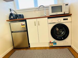 Η κουζίνα ή μικρή κουζίνα στο Cozy Fully Equipped Unit 12 noon check in