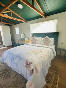 Postel nebo postele na pokoji v ubytování Cozy Fully Equipped Unit 12 noon check in