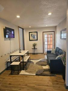 Μια τηλεόραση ή/και κέντρο ψυχαγωγίας στο Spacious Duplex by Fairgrounds & Downtown with Fire Pit