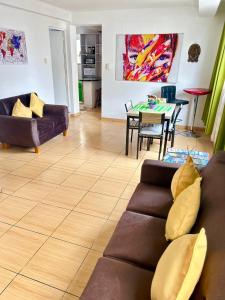 un salon avec un canapé et une table dans l'établissement III Acogedora Habitación Privada en Miraflores City, à Lima