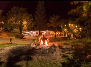 a fire pit in a park at night at Flat Térreo condomínio Pedra do Rodeaoduro in Bonito