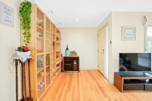 Televisyen dan/atau pusat hiburan di Perfectly Located Townhouse in heart of Ringwood