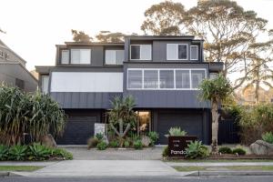 モリーモックにあるPandanas 17B at Mollymook Beachの白黒のモダンな家