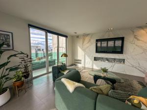 un soggiorno con divano e camino di Luxury Stay in Premium Penhouse a Melbourne