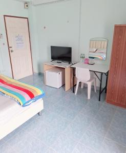 Un dormitorio con una cama, un escritorio y una mesa. en พฤกษาเพลสอยุธยา, en Ban Han Tra Fang Nua