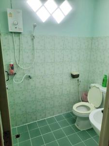 Un baño con ducha, inodoro y lavabo. en พฤกษาเพลสอยุธยา, en Ban Han Tra Fang Nua