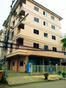 Un gran edificio con un cartel delante. en พฤกษาเพลสอยุธยา, en Ban Han Tra Fang Nua