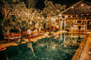 Bazén v ubytování Kahayana Suites Ubud nebo v jeho okolí