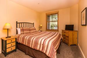 Postel nebo postele na pokoji v ubytování Silver Mill #8268 by Summit County Mountain Retreats + 60 fotografií