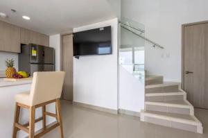 Μια τηλεόραση ή/και κέντρο ψυχαγωγίας στο Espectacular Duplex en Bocagrande con Vista al Mar y la Bahia