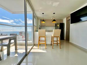 Μια τηλεόραση ή/και κέντρο ψυχαγωγίας στο Espectacular Duplex en Bocagrande con Vista al Mar y la Bahia +14 φωτογραφίες