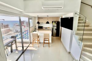 Η κουζίνα ή μικρή κουζίνα στο Espectacular Duplex en Bocagrande con Vista al Mar y la Bahia