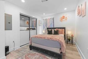 Ένα ή περισσότερα κρεβάτια σε δωμάτιο στο Luxury Pink Suite in Downtown