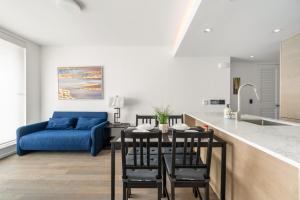 Η κουζίνα ή μικρή κουζίνα στο Luxury High-Rise Condo with Stunning Views