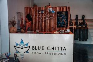 a sign for a blue chita yoga fresifying room at Blue Chitta Yoga & Freediving in Koh Tao