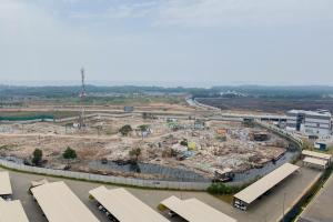 eine Luftansicht einer Baustelle in der Unterkunft Warm and Simply Look Studio Apartment at Tokyo Riverside PIK 2 By Travelio in Rawalembang