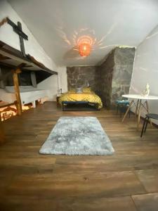 une chambre avec un lit et un tapis sur le sol dans l'établissement Cabaña Piedra y Viento, à San José de Maipo