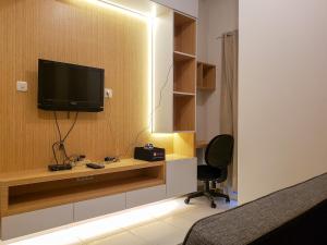 TV a/nebo společenská místnost v ubytování Minimalist and Tidy 2BR Apartment at Tokyo Riverside PIK 2 By Travelio