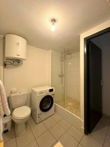 a bathroom with a toilet and a washing machine at Chermakish Exceptional View Logement 3 Chambres, Piscine in Marigot