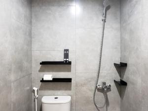 Koupelna v ubytování Minimalist and Cozy 2BR at La Hub City Apartment By Travelio + 13 fotografií