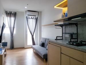 Kuchyň nebo kuchyňský kout v ubytování Minimalist and Cozy 2BR at La Hub City Apartment By Travelio