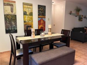 Un comedor con una mesa y sillas negras. en Villas Del Mar Beach Resort, en Loiza