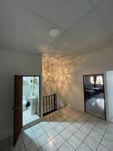 Una habitación con un baño con inodoro y un piano. en Apaneca House, en Apaneca 15 fotos más