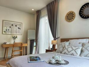 ein Schlafzimmer mit einem Bett mit einem Teller darauf in der Unterkunft Forest Hill Residences Koh Samui Villa Alaia 3bd, 5 min walking from Fishermans Village in Koh Samui  + 71 Fotos