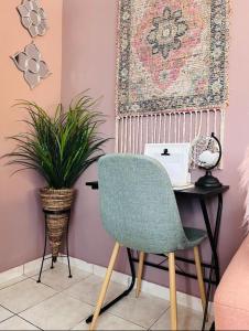 a desk with a chair and a rug and a laptop at Stay practico y moderno en Carolina cerca de la zona turística de Isla Verde in Carolina