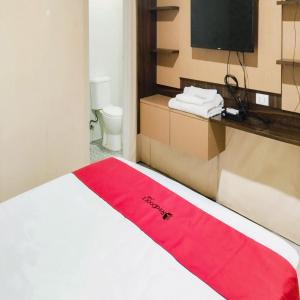 Кровать или кровати в номере RedDoorz at K Home Syariah near Mall Kartini Lampung