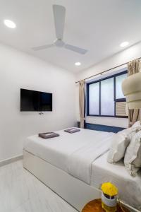 Μια τηλεόραση ή/και κέντρο ψυχαγωγίας στο Calisto 2BHK Khar W by The Bombay Home Company