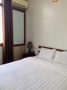 Postel nebo postele na pokoji v ubytování A10 Thủy Hoa Hotel LC - by BAY LUXURY