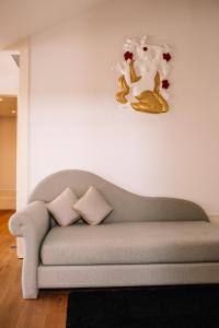 Uma área de estar em EMAJ Boutique Hotel
