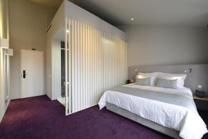 Cama ou camas em um quarto em EMAJ Boutique Hotel