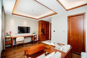 een woonkamer met een bank en een tafel bij Pierr Palace Hotel (Beijing Nanluo Guxiang) in Beijing