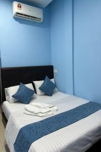 Postel nebo postele na pokoji v ubytování Hotel 3Winz, Chow Kit Hospital Kuala Lumpur