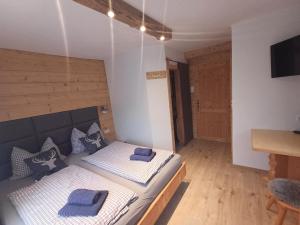una camera da letto con un letto con cuscini blu di Panoramahof Gupf a Gröbming