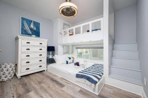 ジャクソンビル・ビーチにあるBe A Nomad - Oceanfront for Big Groups - Combined Topの白いベッドとドレッサーのある寝室 +21枚の写真