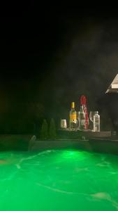 Ciubăr luminat în verde noaptea