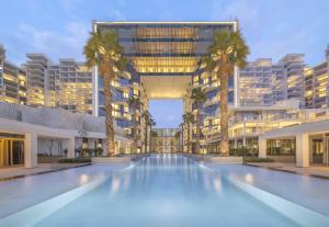Bazén v ubytování FIVE Palm Jumeirah - 2 Bedrooms & Maid Room in a Splendid Resort - ModernLux nebo v jeho okolí