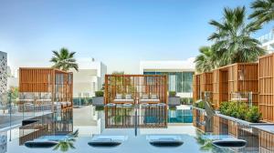 Bazén v ubytování FIVE Palm Jumeirah - 2 Bedrooms & Maid Room in a Splendid Resort - ModernLux nebo v jeho okolí