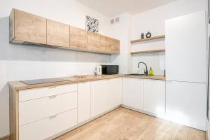 Kuchyň nebo kuchyňský kout v ubytování ApartamentyPrzyMorzu 010 z Basenem Tarasem i Ogródkiem