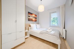 Postel nebo postele na pokoji v ubytování ApartamentyPrzyMorzu 010 z Basenem Tarasem i Ogródkiem + 10 fotografií