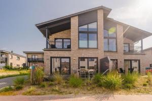 a large brick house with a balcony at Reihe 7 in Kappeln