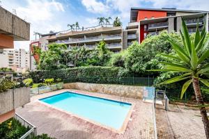 an empty swimming pool in front of a building at LE CAP - Superbe appartement, proche Monaco in Roquebrune-Cap-Martin