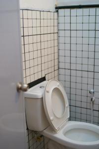 Ta Kaew Hostel ตาแก้ว โฮสเทล的一间浴室