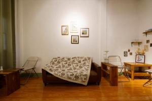 南府Ta Kaew Hostel ตาแก้ว โฮสเทล的客厅里有一张沙发和两把椅子 更多37张照片