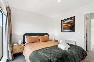 a bedroom with a large bed in a room at Mt Roy Delight in Wanaka