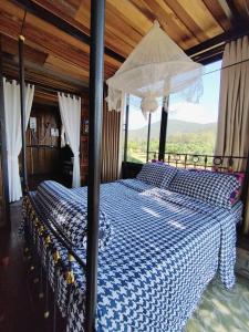 Postel nebo postele na pokoji v ubytování Napahong Treehouse นาป่าฮง